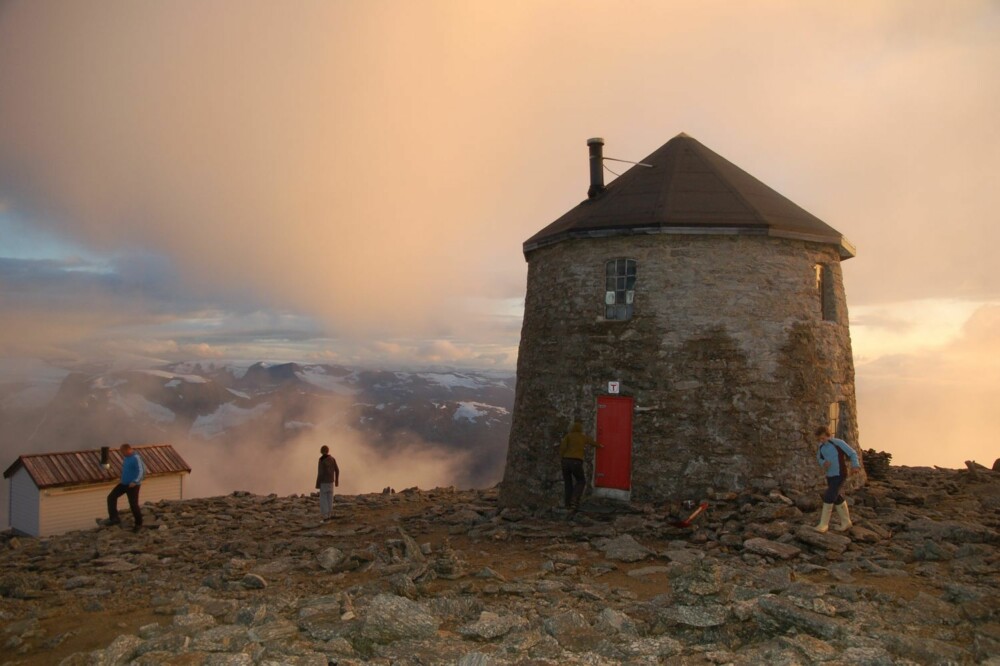 Unikt utsiktstårn: Skålatårnet,1843 meter over havet i Stryn, er utvilsomt Norges mest eiendommelige turisthytte med fantastisk utsikt over fjell og fjordlandskapet. Hytta er selvbetjent og har 20 sengeplasser.