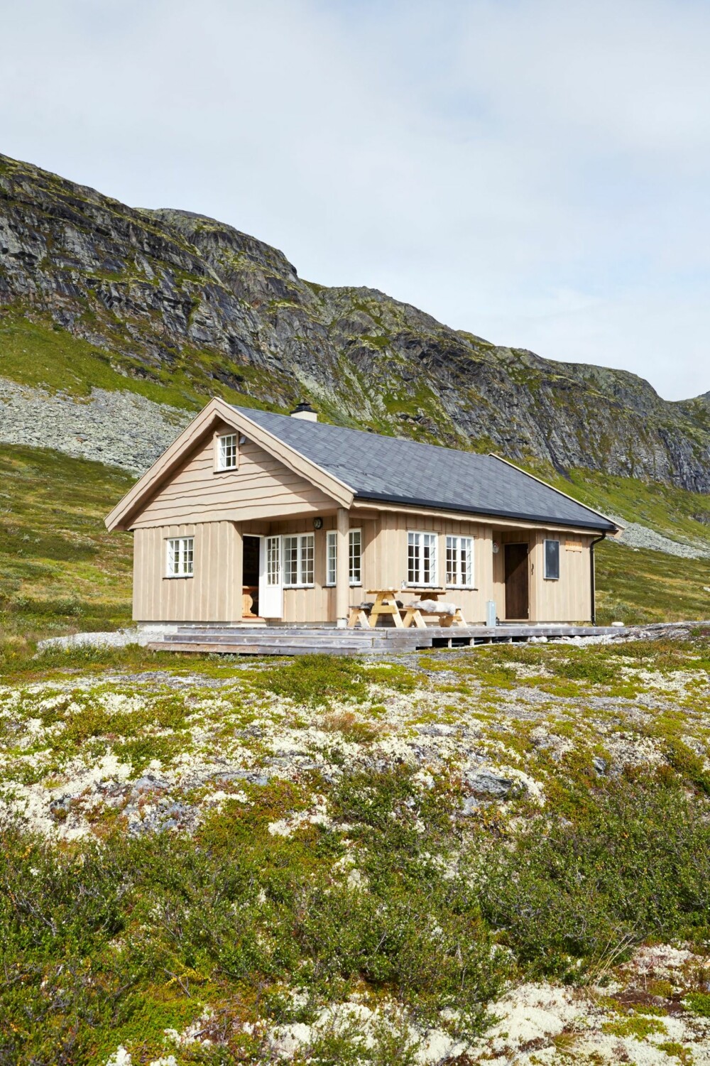 HØYT TIL FJELLS: Den 63 kvadratmeter store hytta ligger helt for seg selv i et stille og rolig område. Byggeår: 2009. Størrelse: 63 m². Arkitekt: Ferdighytte fra Familiehytta. Rominndeling: Stue, spisestue, kjøkken, tre soverom, bad og hems. Fasiliteter: Strøm og vann. HØYT TIL FJELLS: Den 63 kvadratmeter store hytta ligger helt for seg selv i et stille og rolig område. Byggeår: 2009. Størrelse: 63 m². Arkitekt: Ferdighytte fra Familiehytta. Rominndeling: Stue, spisestue, kjøkken, tre soverom, bad og hems. Fasiliteter: Strøm og vann.