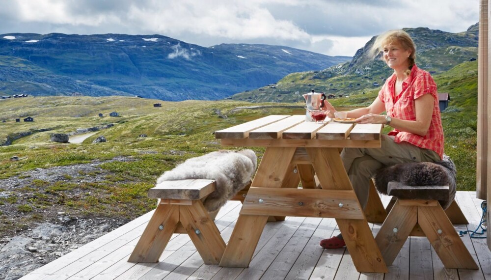 KAFFEKOS I HYTTEVEGGEN: På hytta ved Mannsbergi trives Vibeke Reigstad aller best.