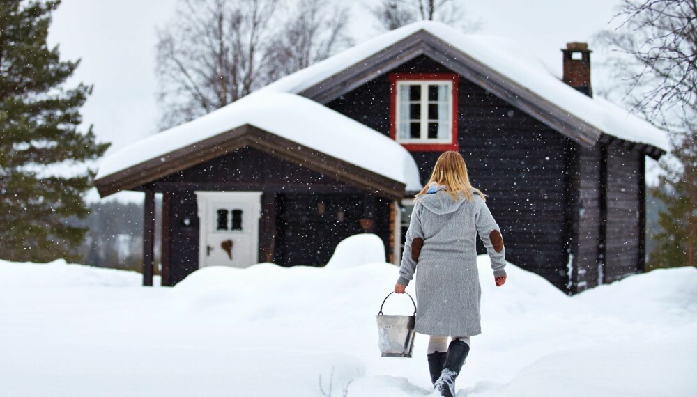 Frem og tilbake: Hytteeier Lene Fusche har hentet vann i bekken. Familien trives med det helt enkle hyttelivet i Slettungdalen. Byggeår: 1800-tallet/restaurert 2003. Størrelsen er på 45 m². Rominndeling: Gang, kjøkken, stue, bad og hems. Fasiliteter: Solcellepanel Frem og tilbake: Hytteeier Lene Fusche har hentet vann i bekken. Familien trives med det helt enkle hyttelivet i Slettungdalen. Byggeår: 1800-tallet/restaurert 2003. Størrelsen er på 45 m². Rominndeling: Gang, kjøkken, stue, bad og hems. Fasiliteter: Solcellepanel