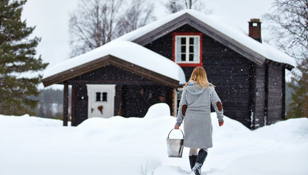 Frem og tilbake: Hytteeier Lene Fusche har hentet vann i bekken. Familien trives med det helt enkle hyttelivet i Slettungdalen. Byggeår: 1800-tallet/restaurert 2003. Størrelsen er på 45 m².  Rominndeling: Gang, kjøkken, stue, bad og hems. Fasiliteter: Solcellepanel   