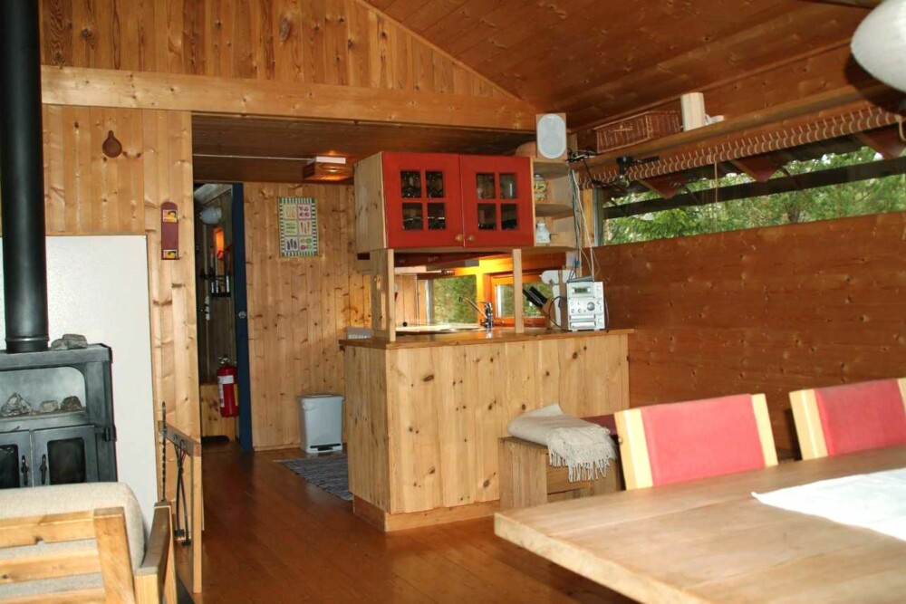 FULGTE MED: Bortsett fra stolene ved spisebordet, fulgte alle møblene med da de tok over hytta. (FOTO: Sveinung Bråthen) FULGTE MED: Bortsett fra stolene ved spisebordet, fulgte alle møblene med da de tok over hytta. (FOTO: Sveinung Bråthen)