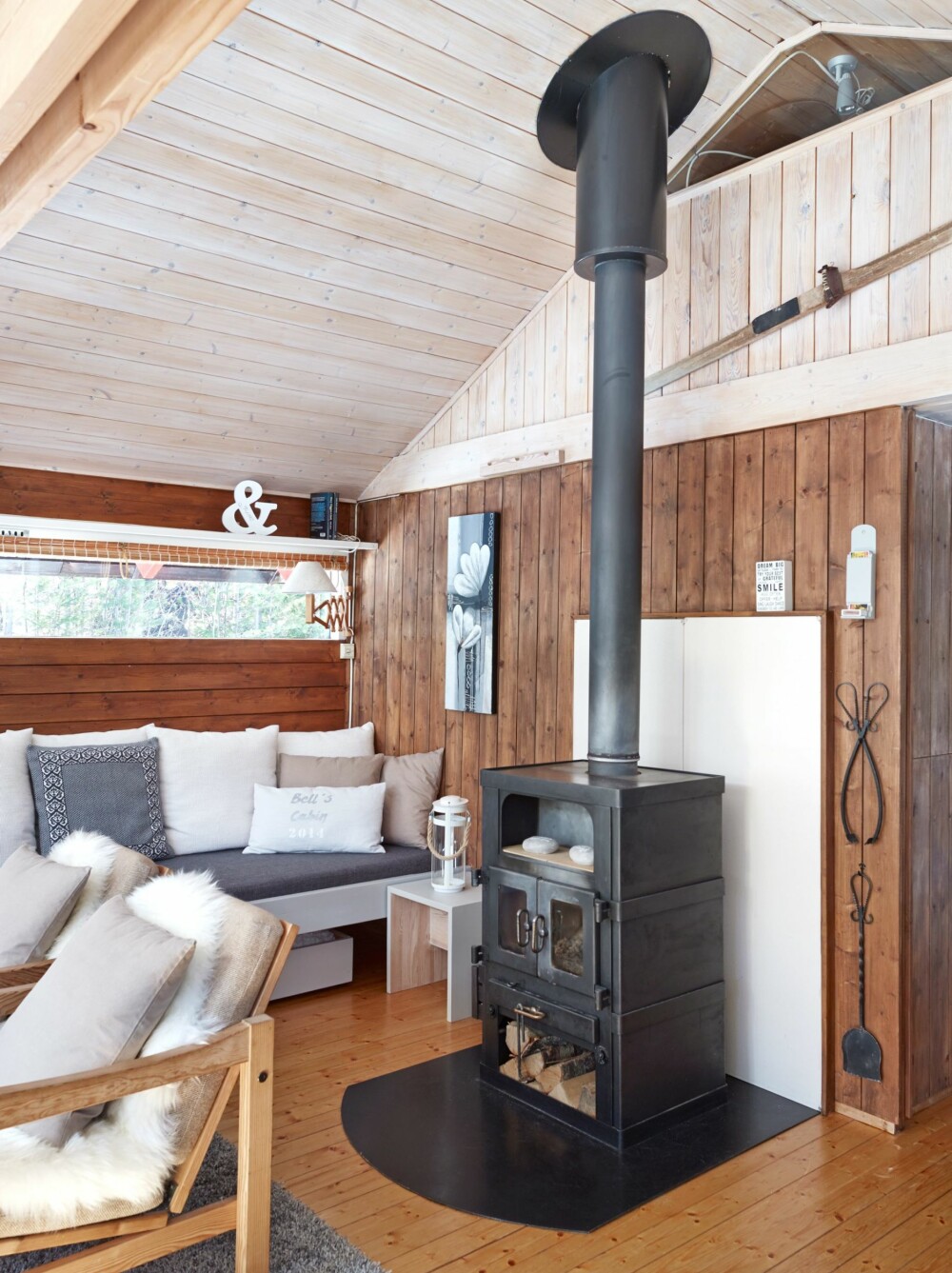 KOSEKROKEN: «Bells cabin» står det på puta som Yvonne fikk av søsteren i innflyttingsgave, og den har fått hedersplass i kosekroken. (FOTO: Sveinung Bråthen) KOSEKROKEN: «Bells cabin» står det på puta som Yvonne fikk av søsteren i innflyttingsgave, og den har fått hedersplass i kosekroken. (FOTO: Sveinung Bråthen)