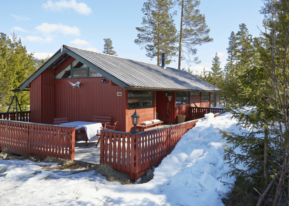 LAVMÆLT HYTTE: Bete/Beitski–hytta  ligger rett ved bakken. Perfekt for skiglade Yvonne Bell og Tor-Arve Imingen.  (FOTO: Sveinung Bråthen) 