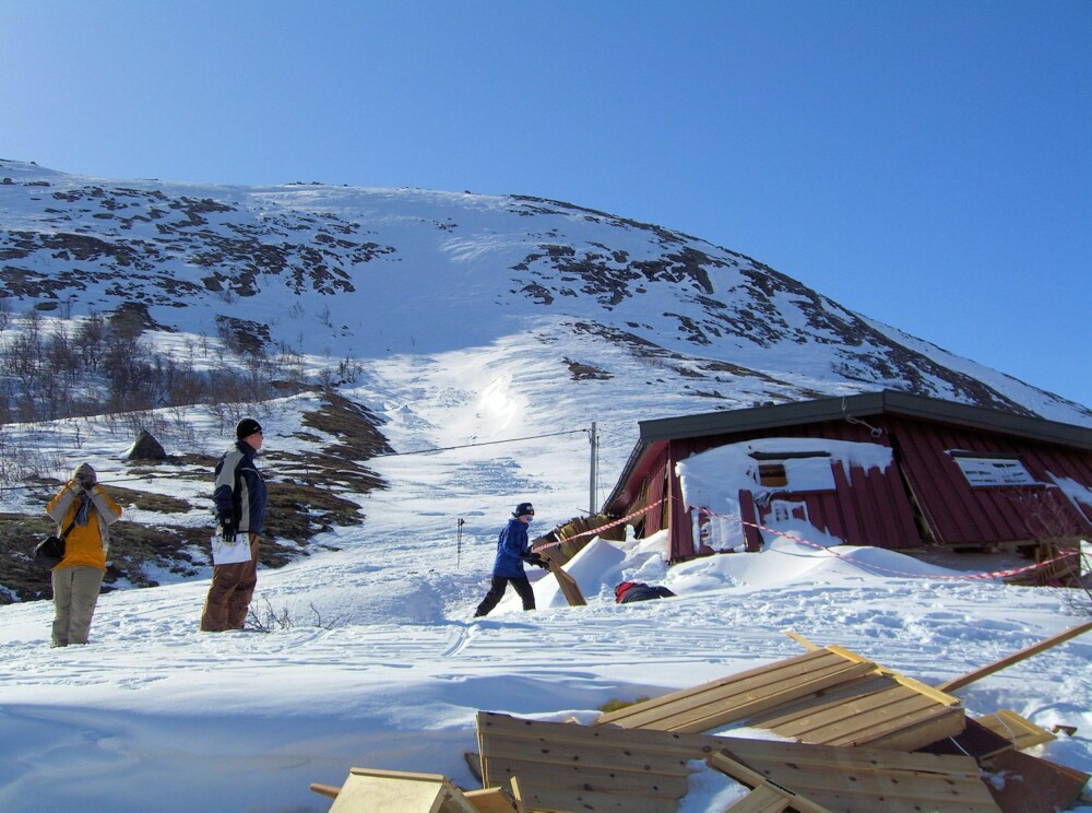 IKKE TRYGT: Denne hytta på Imingfjell i Uvdal ble knust av skred vinteren 2007. Hytta sto trygt i 33 vintre før værsituasjonen ble så spesiell at et naturlig utløst skred knuste hytta.