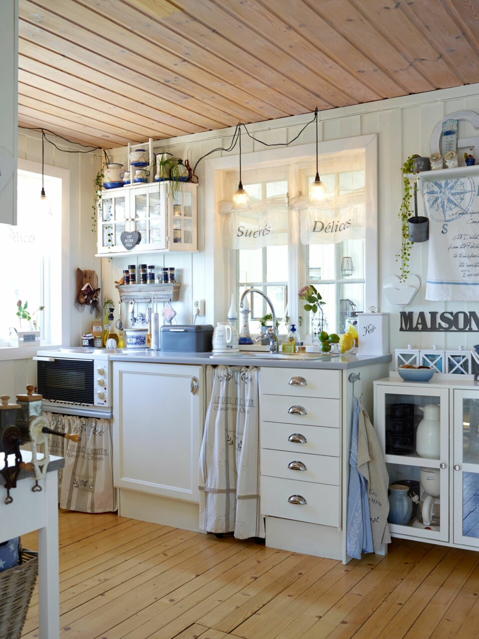 VINU MOT UTESTUEN: Kjøkkenet står på akkurat samme sted som tidlig på 50-tallet. Etter at dagens eiere utvidet og bygget på hytta, går vinduet over oppvaskbenken ut til den innebygde utestuen, noe som er praktisk når de har middagsgjester og kan sende alt gjennom vinduet.