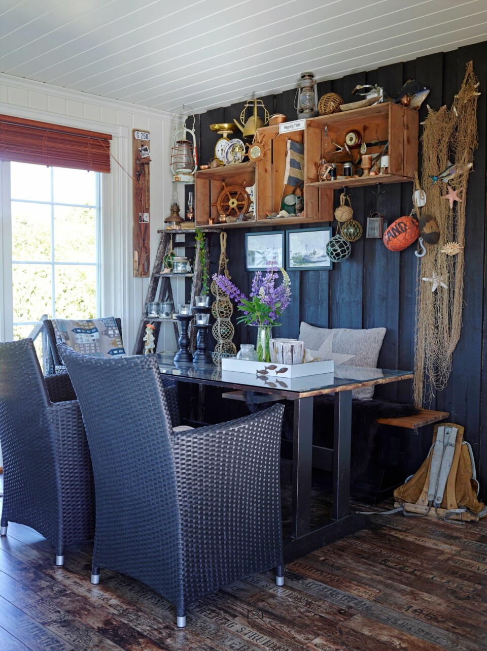 UTEVEGGER INNE: 
I denne delen av utestuen har de beholdt det utvendige panelet, noe som gir den et røft preg.