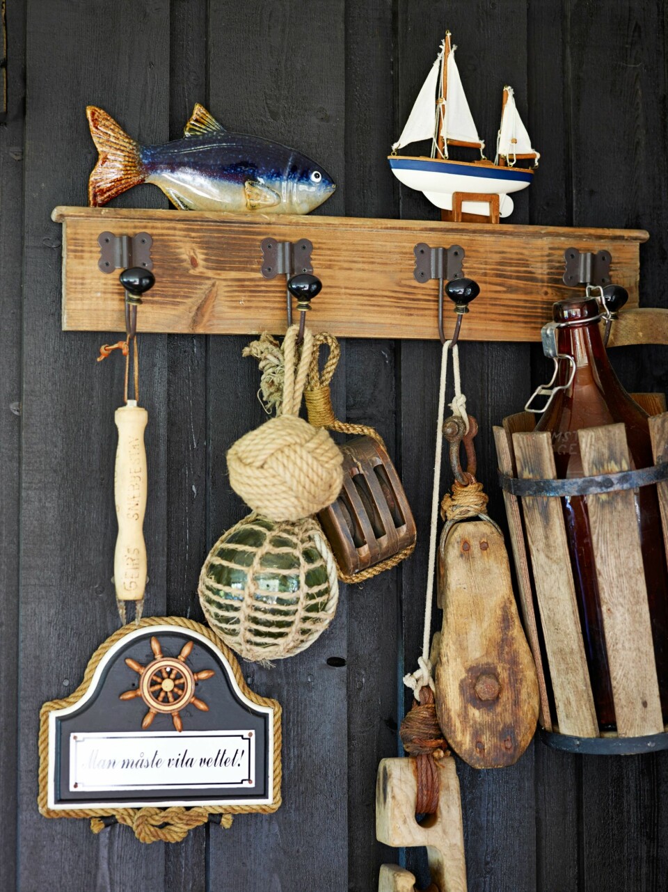 MORSOM VEGG: Wibekke mikser det maritime og det humoristiske i innredningen. Hun har også en forkjærlighet for skilt med morsomme uttrykk.