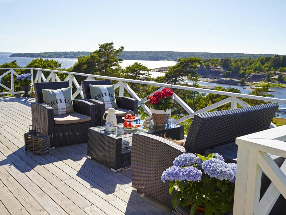 SPEKTAKULÆR UTSIKT: Fra terrassen foran hytta kan de nyte synet av sjø, båter og holmer.
