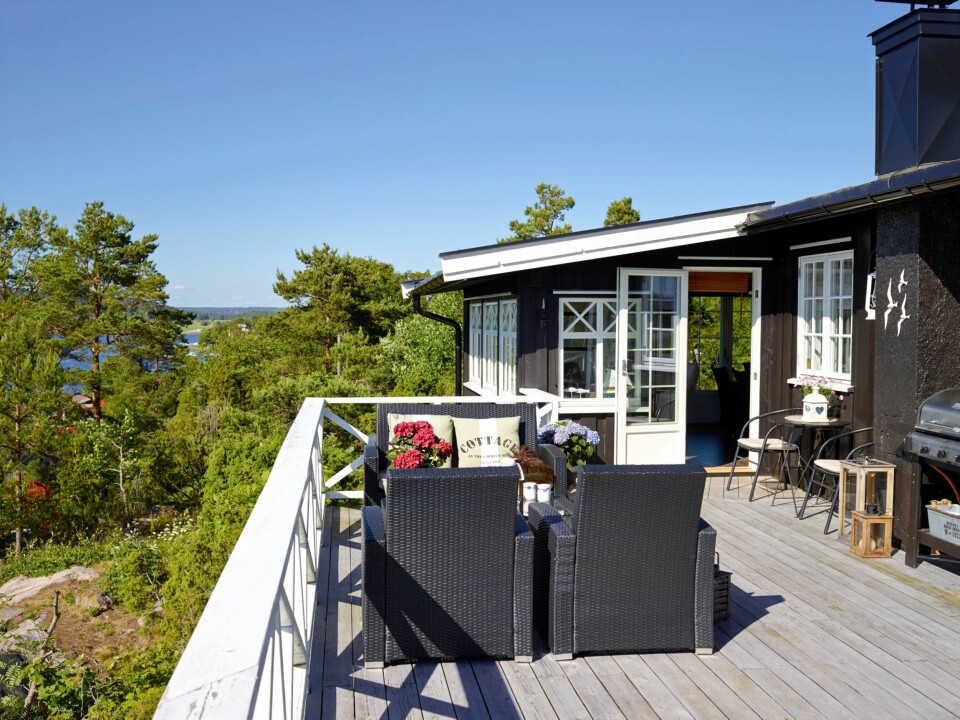 SOLRIK TERRASSE: Wibekke og Geir har bygget en stor terrasse, der de kan nyte sola hele dagen.
