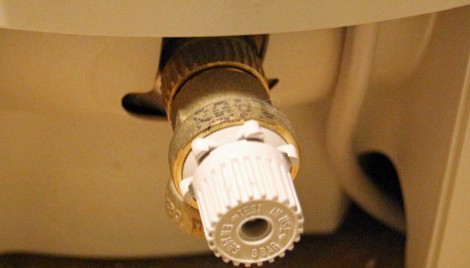 IKKE RØR BAK HER: Dette er varmtvannsberederens sikkerhetsventil. Bak dekselet i ventilens overkant sitter temperaturregulatoren. Denne skal du ikke røre om du har planer om å redusere energiforbruket til oppvarming. Det gir liten eller ingen gevinst. Termostaten er forhåndsstilt fra fabrikantens side.