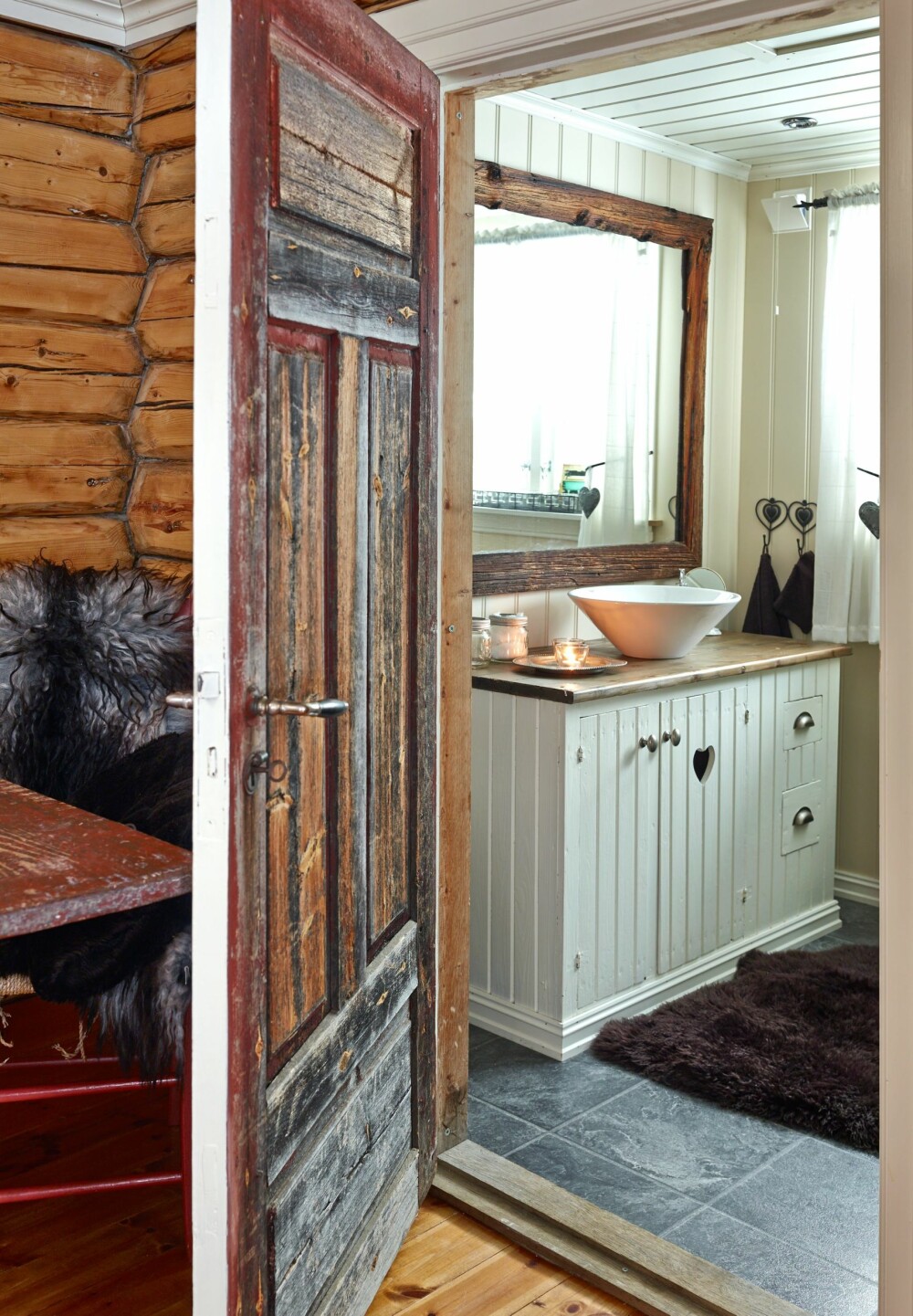 Nytt bad: Badet er nyoppusset og har inngang fra stuen. Hytteeieren har imidlertid klart å bevare den gamle døren med den røffe overflaten. Nytt bad: Badet er nyoppusset og har inngang fra stuen. Hytteeieren har imidlertid klart å bevare den gamle døren med den røffe overflaten.
