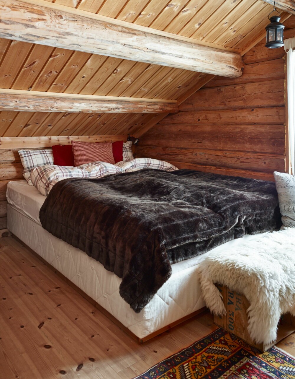 Favorittrommet: Det er på hemsen barna trives aller best. Her har familien fått plass til fem sengeplasser. Nå har de planer om å bygge et nytt soverom i den andre enden av hytta. Favorittrommet: Det er på hemsen barna trives aller best. Her har familien fått plass til fem sengeplasser. Nå har de planer om å bygge et nytt soverom i den andre enden av hytta.