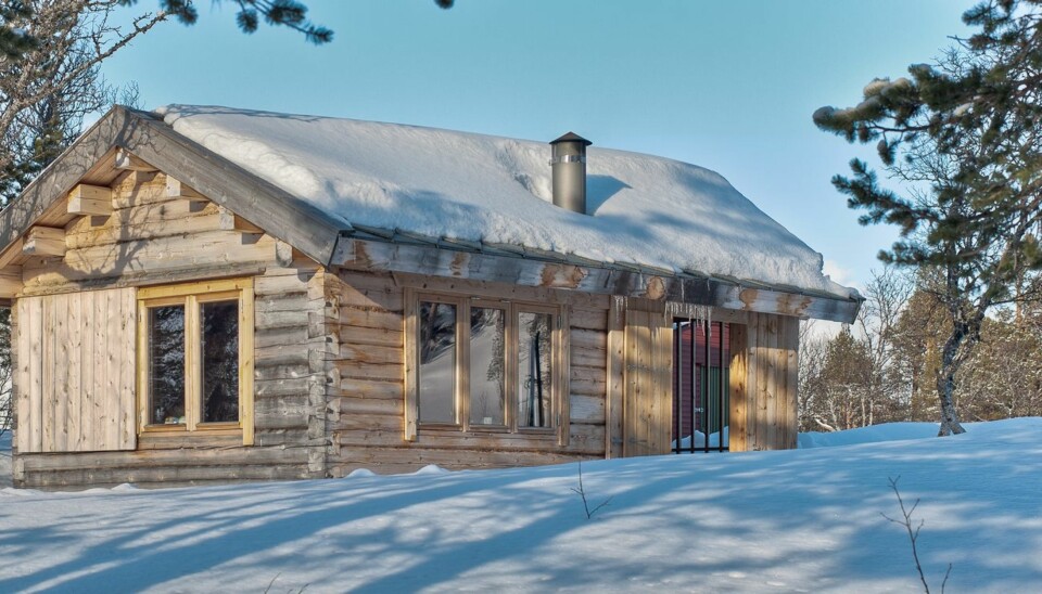 LITEN HYTTE, STOR BYGGEKUNSTt: Hovedmålet var å bygge en vedlikeholdsfri hytte med enkle arkitektoniske virkemidler og gode proporsjoner. Taktekkingen, som ikke synes på bildet på grunn av snøen, er gjenbrukt skifer fra Røros. Vinduene er fra Buvika.