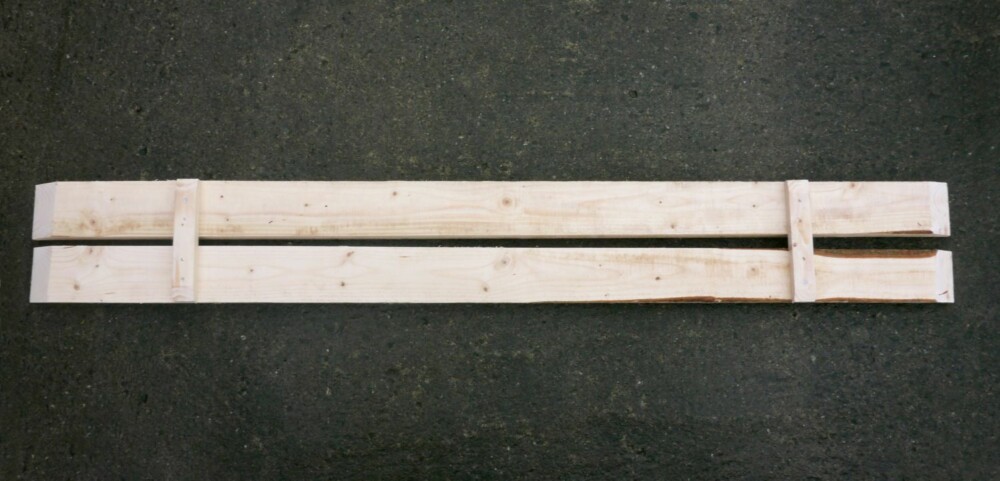 Sitteplate: Sitteplaten er laget av to grove plank. De holdes
sammen av to lekter. Bredden må være 24 centimeter slik at den
passer ned i bukken. Bredde 180 cm. Høyde 24 cm.