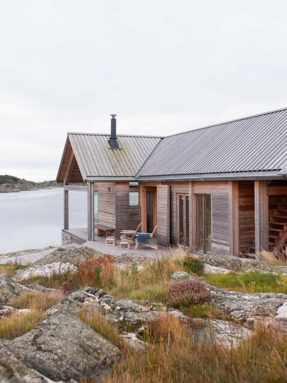 UTSIKTEN: Fra terrassen og stuen bak vinduene kan hytteeierne glane på sjø og holmer. Ikke rart de har latt tv-en bli hjemme.