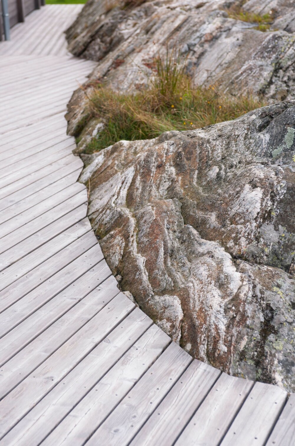 FØLGER BERGET: En liten detalj fra tredekket på brygga.