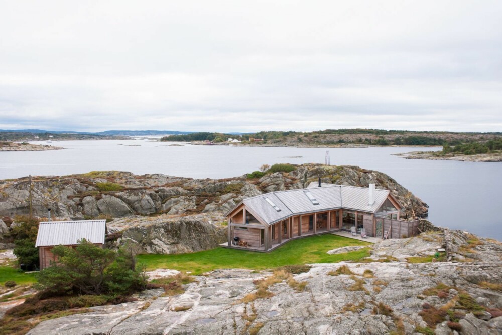 GODT SKJERMET: Fra fjellet bak hytta er det lett å se hvordan uterommet skjermes av de to huskroppene. GODT SKJERMET: Fra fjellet bak hytta er det lett å se hvordan uterommet skjermes av de to huskroppene.