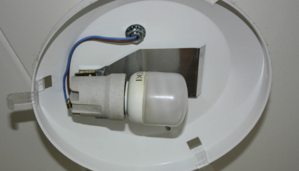 VERDT Å SJEKKE: Hvis du har en lampe der lyspæren går oftere enn normalt, er det lurt å få det sjekket. Spesielt hvis det bare skjer ett sted i huset, da kan årsaken være feil inni lampen.