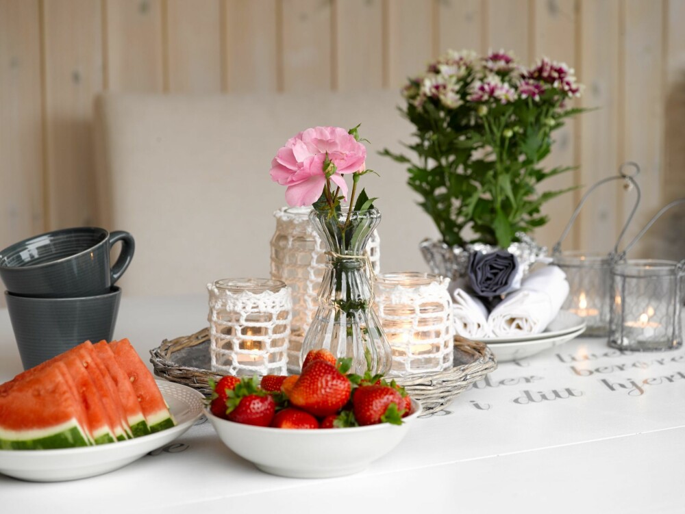 SOMMERMAT: Selv om det regner ute nyter Lasse og Bente sommerlige fristelser inne i utestuen. SOMMERMAT: Selv om det regner ute nyter Lasse og Bente sommerlige fristelser inne i utestuen.