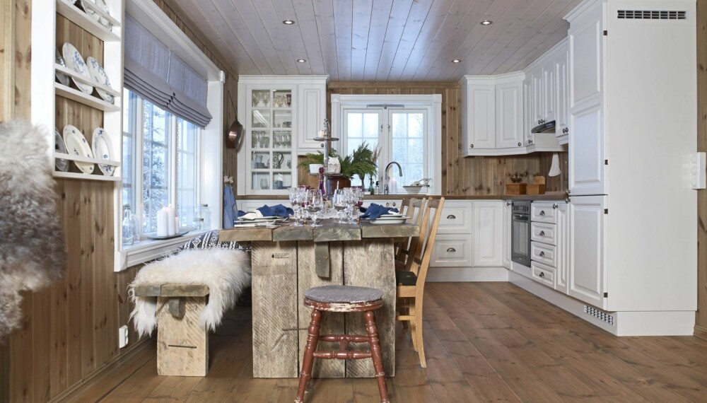 PERSONLIG SPISEPLASS: Kjøkkenet består av en salig blanding av gammelt og nytt. Bordet er faktisk nytt mens spisestolene og serviset er gammelt. (FOTO: Inger Mette Meling Kostveit) PERSONLIG SPISEPLASS: Kjøkkenet består av en salig blanding av gammelt og nytt. Bordet er faktisk nytt mens spisestolene og serviset er gammelt. (FOTO: Inger Mette Meling Kostveit)