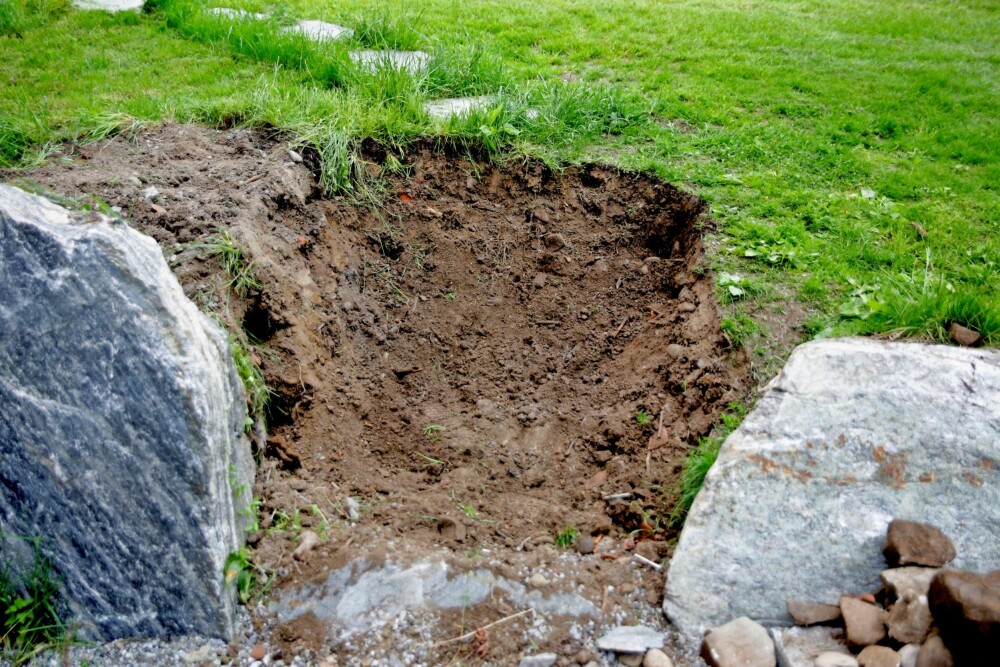 GRAV UT OMRÅDET: Stikk ut området der trappa skal være, og fjern jorden. Grav deg ned minst 30 cm og grav godt ut på sidene. Fyll sand eller grus i den nederste delen. Legg ned steiner med litt god høyde, slik at bunnen ligger litt under bakkeplan. Steinene skal danne en rett og fin fremside. Dunk dem godt ned med en klubbe eller slegge. Er det mye vann, kan du legge et dreneringsrør i bunnen. Det leder vannet bort.