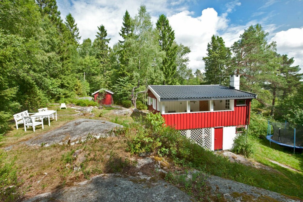 KORT VEI TIL BY OG STRAND: Dette sommerhuset ligger i Hvitsten, på østsiden av Oslofjorden. Det tar 40 minutter med bil til Oslo og noen få minutter på bena ned til badestranden. Pris: 800 000 kroner.