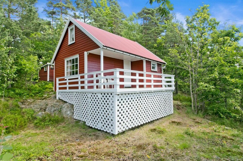 LØVEBRØL: Ifølge salgsoppgaven ligger denne hytta så nærme Kristiansand dyrepark at man kan høre løvene brøle. Pris: 990 000 kroner.