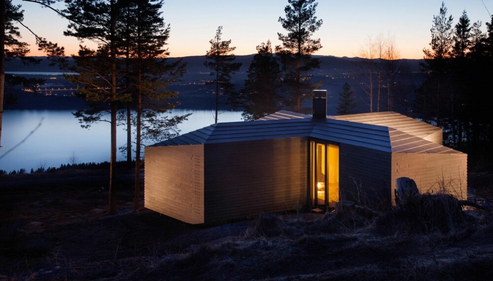 Hytta i Krokskogen på Norderhov utenfor Hønefoss har vakt oppsikt der den ligger i en bratt skråning med panoramautsikt over Steinsfjorden. Foto: Lars Petter Pettersen 