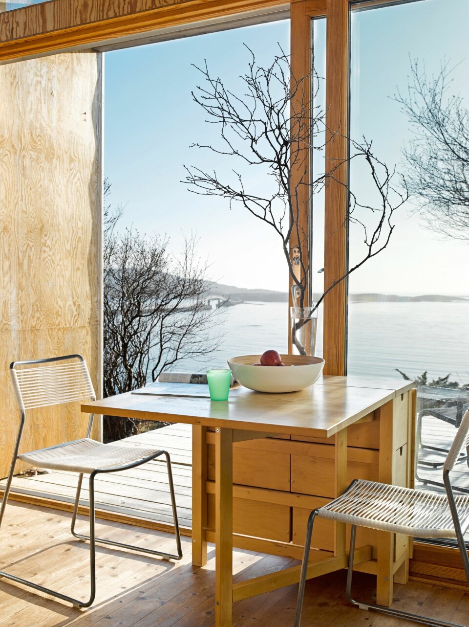 TETT PÅ: Når skyvedøren 
åpnes opp, forsvinner nesten skillet mellom inne og ute. Stoler og spisebord er fra Ikea.