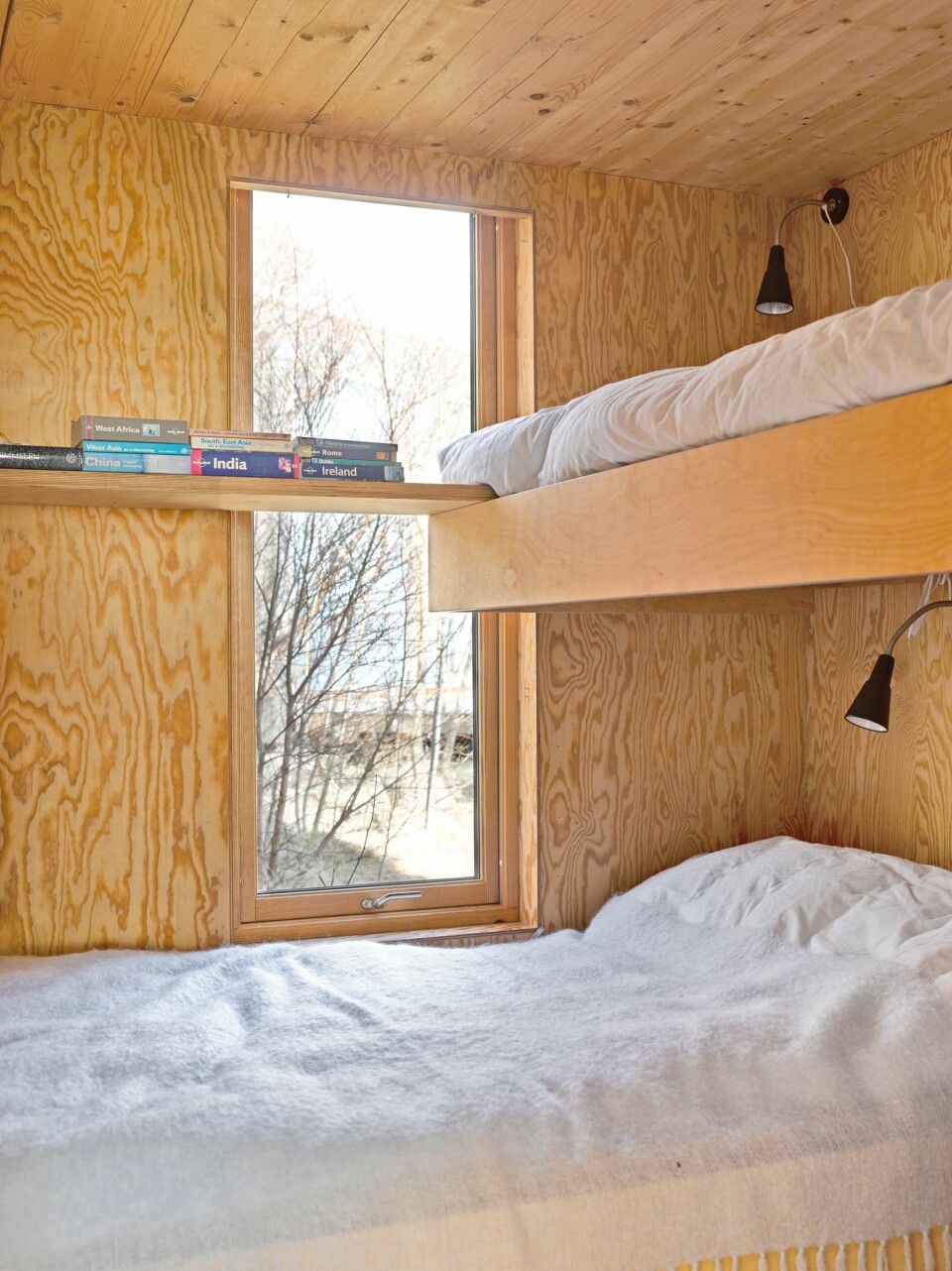 LUGARER: Soverommene er komprimert, og har store vinduer som gir behagelig leselys om dagen. Køyene 
er plassbygget, de strekker seg fra vegg til vegg.