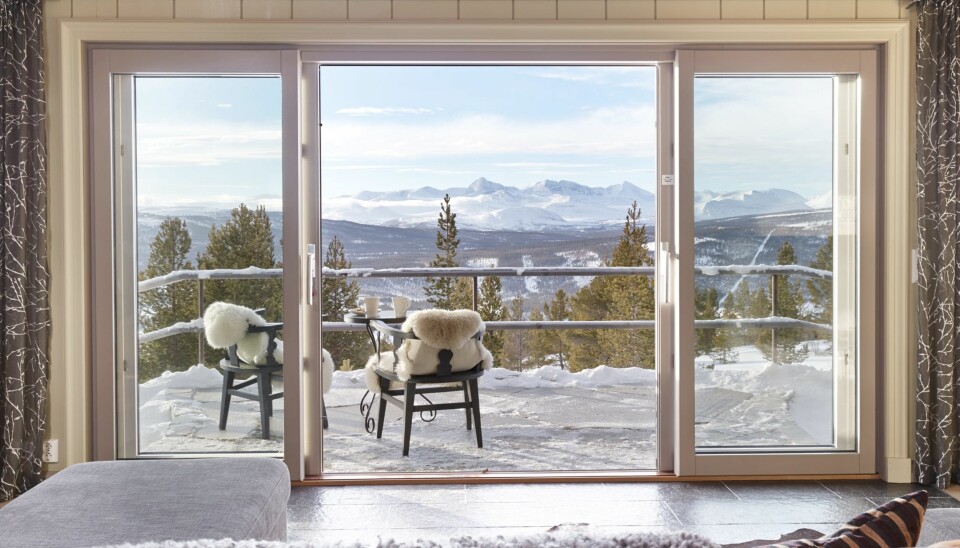 FANTASTISK UTSIKT: Det er ikke vanskelig å skjønne hvorfor Per og Kari Rudi falt for Folldal og Rondasyn hyttegrend. Fra terrassen og sofaen i stua er det mulig å nyte utsikten over Rondanemassivet. FOTO: Sveinung Bråthen