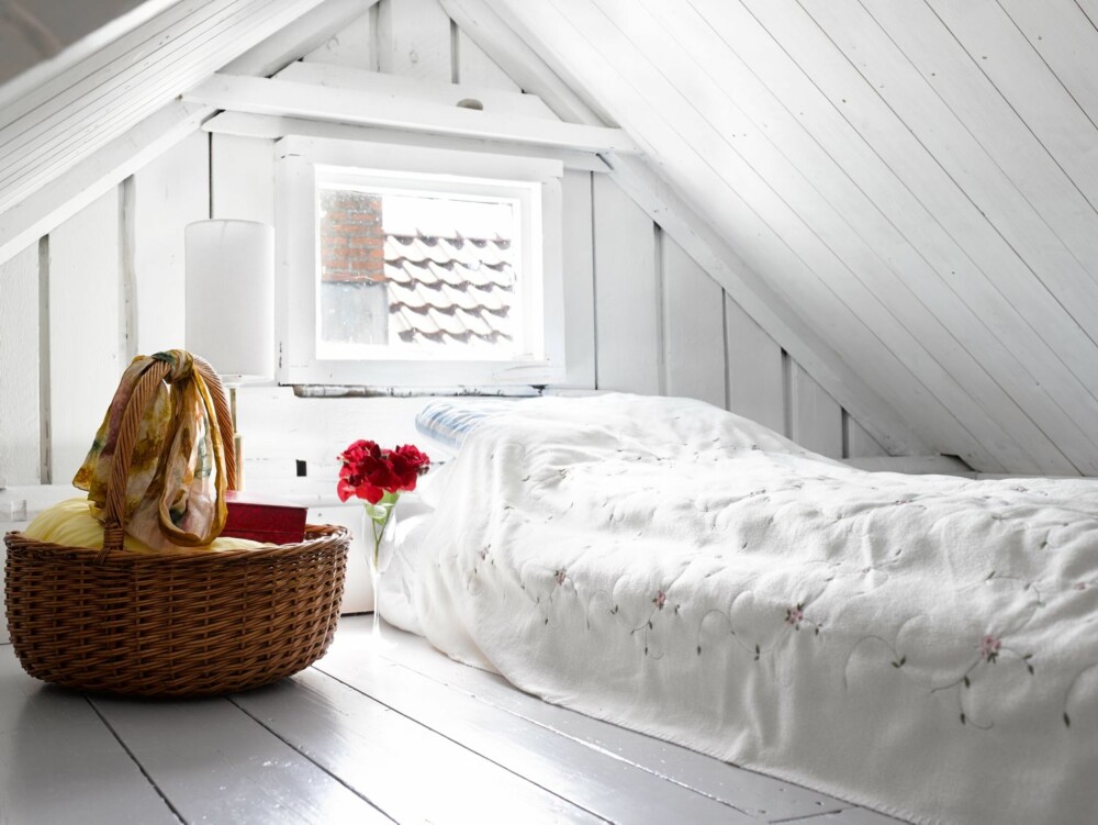 KOSELIG ROM: Det minste soverommet ligger på loftet i det lille hønsehuset. Det brukes av barna i familien.