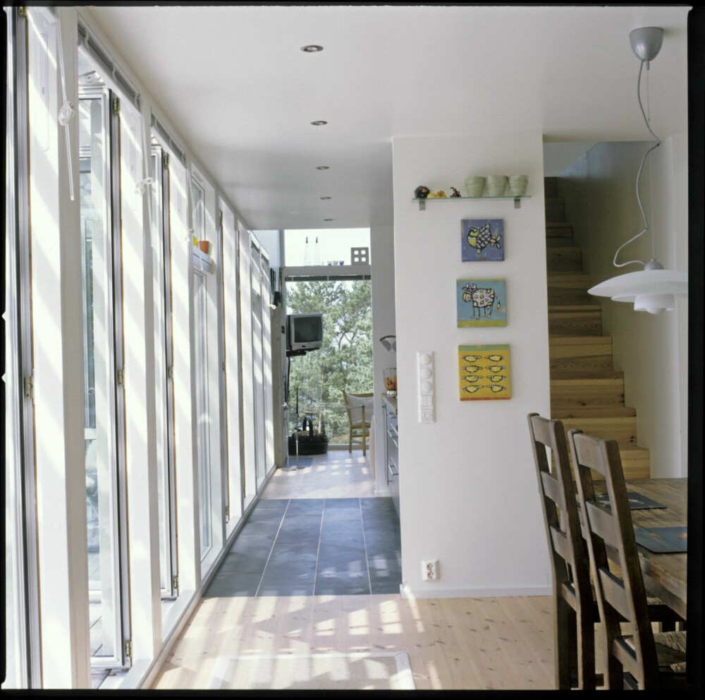 LYST OVER ALT: Her ser vi glassfasaden innefra og gangen mot den lyse stuen i enden av huset.