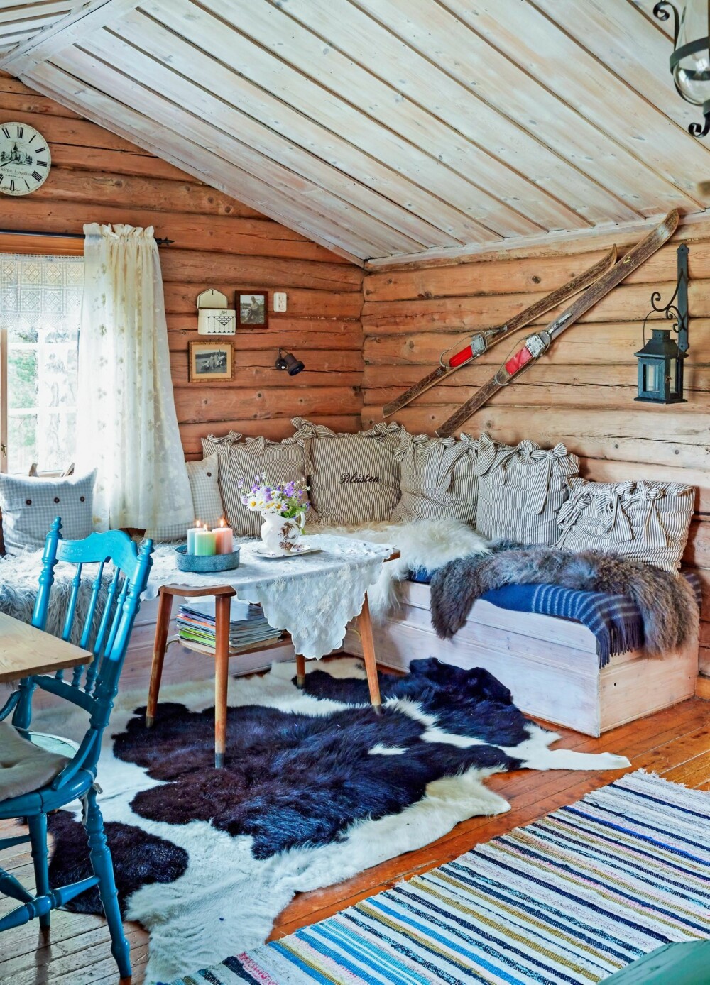 BESTEMORSEFFEKTER: Familiearven trer tydelig frem i stuen. Sofabrisken er selvlaget og dekket med saueskinn, ullpledd og puter. De gamle skiene pynter fint opp veggen. Et lite solcelleanlegg sørger for noe belysning inne, ellers er det stearinlys som gjelder. BESTEMORSEFFEKTER: Familiearven trer tydelig frem i stuen. Sofabrisken er selvlaget og dekket med saueskinn, ullpledd og puter. De gamle skiene pynter fint opp veggen. Et lite solcelleanlegg sørger for noe belysning inne, ellers er det stearinlys som gjelder.