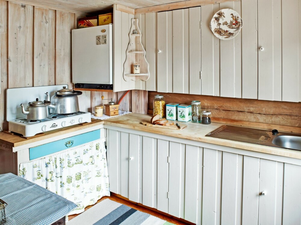 ENKELT: Det kan bli utsøkt hyttemat på et enkelt lite kjøkken. Kjøkkenet er selvlaget, og her står kun et gassbluss og et lite gassdrevet kjøleskap.