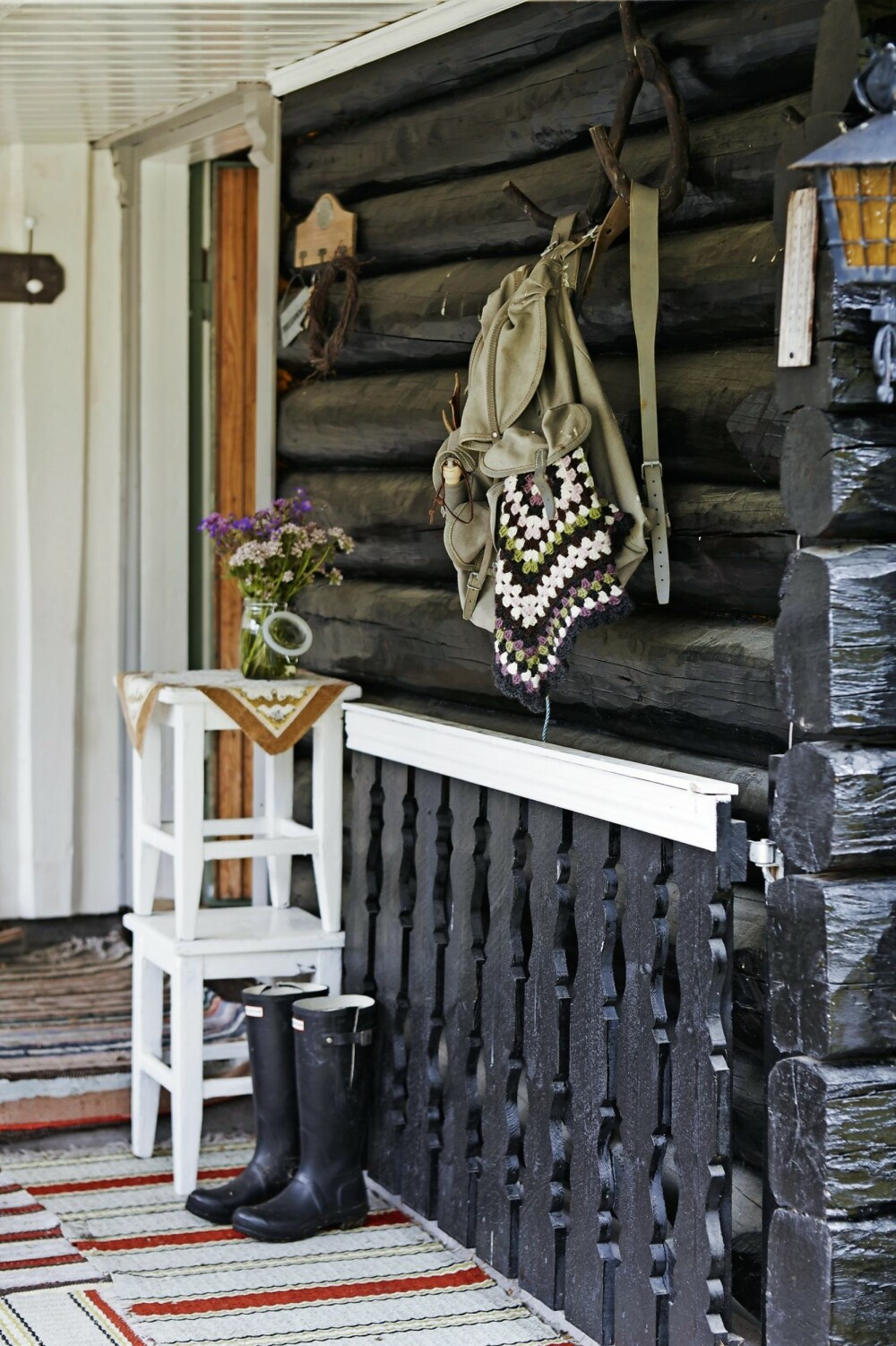 UNDER TAK: Ved inngangen henger nostalgiske minner på veggen. Sko og utstyr får stå under tak. UNDER TAK: Ved inngangen henger nostalgiske minner på veggen. Sko og utstyr får stå under tak.