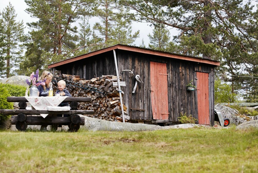 SLEKTERS GANG: En dag skal sønnen Haakon overta, og da kan det være verdifullt å ha med seg historien om slekta og det gammeldagse livet. Etter litt lek er det godt å kose seg med eplesaft.