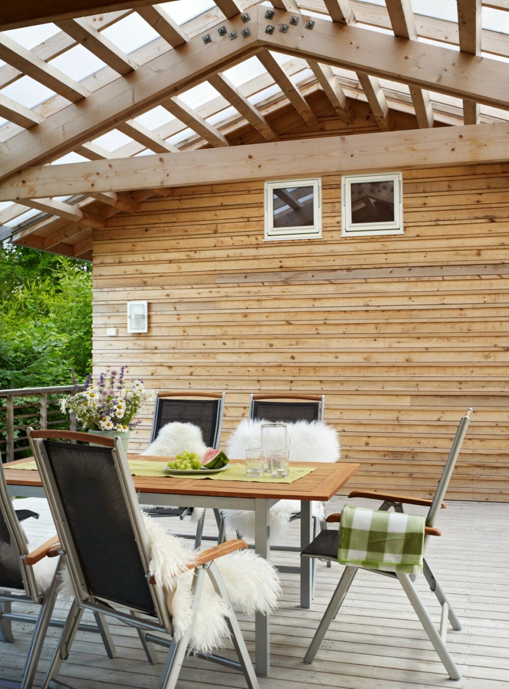 SMART UTEPLASS: Terrassen er hyppig i bruk. Den er overbygget mellom to bygningskropper med pergola som tak. Det gir godt dagslys ned på det som er blitt en populær uteplass SMART UTEPLASS: Terrassen er hyppig i bruk. Den er overbygget mellom to bygningskropper med pergola som tak. Det gir godt dagslys ned på det som er blitt en populær uteplass