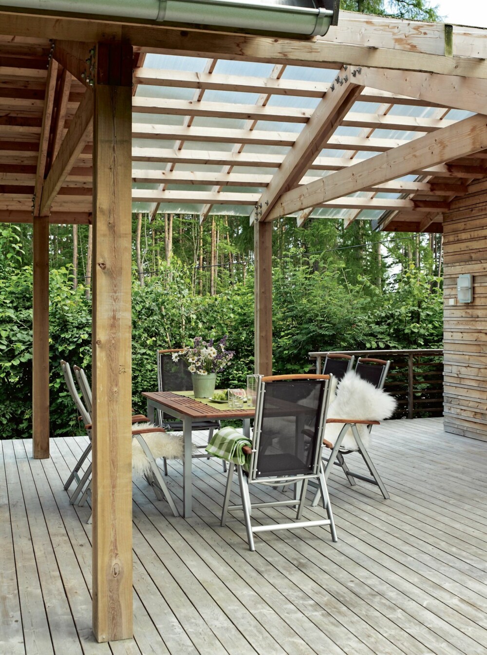 SMART UTEPLASS: Terrassen er hyppig i bruk. Den er overbygget mellom to bygningskropper med pergola som tak. Det gir godt dagslys ned på det som er blitt en populær uteplass SMART UTEPLASS: Terrassen er hyppig i bruk. Den er overbygget mellom to bygningskropper med pergola som tak. Det gir godt dagslys ned på det som er blitt en populær uteplass