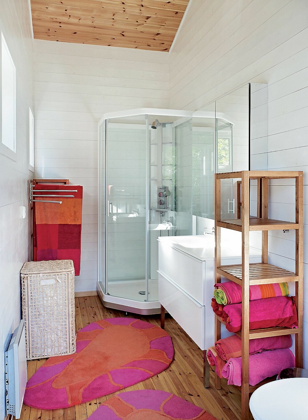 LYST: Badet er lyst og trivelig. Det er takket være en liten malejobb hvor furuveggene ble malt hvite. Fasiliteter er strøm, biodo og gråvannsanlegg. LYST: Badet er lyst og trivelig. Det er takket være en liten malejobb hvor furuveggene ble malt hvite. Fasiliteter er strøm, biodo og gråvannsanlegg.