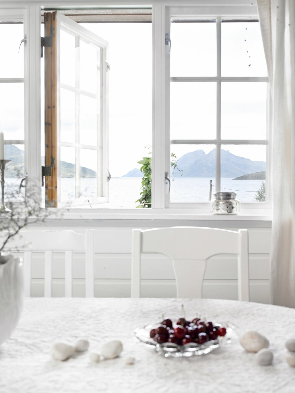 RETT UT: Fra spisestuen kan det føles som om man
sitter i vannkanten. Den nydelige utsikten kommer
virkelig til sin rett. Skulsfjorden glitrer med fjellene
Vengsøya og Blåmann i bakgrunnen.