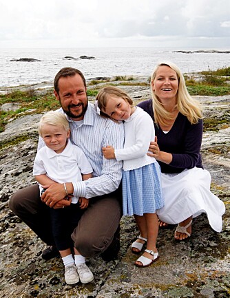 Haakon og Mette-Marit feiret kronprinsens fødselsdag 20. juli ute på Flatholmen, sammen med barna prinsesse Ingrid Alexandra og prins Sverre Magnus. Hjemmebakte kaker og kanelboller sto på menyen.