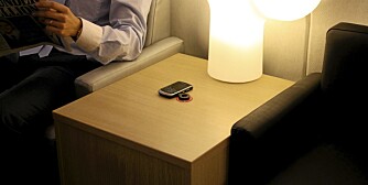 TEKNOLOGI OG INTERIØR: Nå kobles interiør og teknologi stadig tettere sammen. Møbelprodusenten Kinnarps har laget integrert trådløs mobillading i ny bordserie.