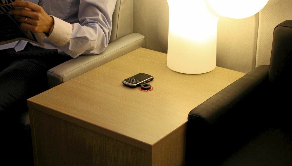 TEKNOLOGI OG INTERIØR: Nå kobles interiør og teknologi stadig tettere sammen. Møbelprodusenten Kinnarps har laget integrert trådløs mobillading i ny bordserie.