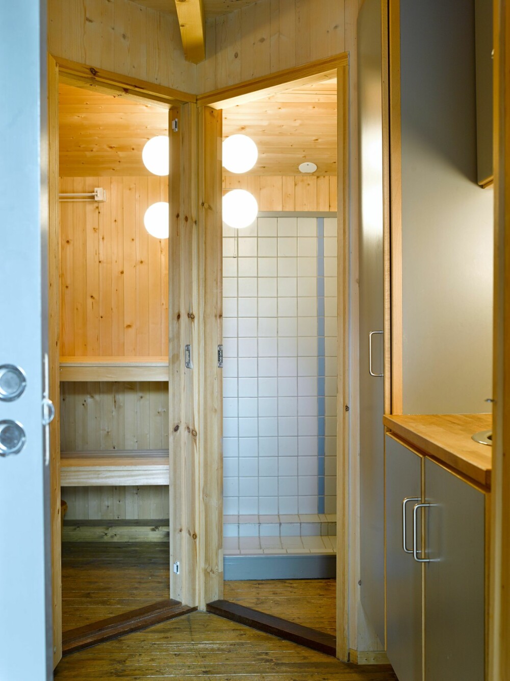 HELHET: Det er gjennomført
bruk av lampekupler, både utvendig og
innvendig i begge hyttene. Bildet viser
badstuen og dusjen i hovedhytta. Foto: Per Erik Jæger