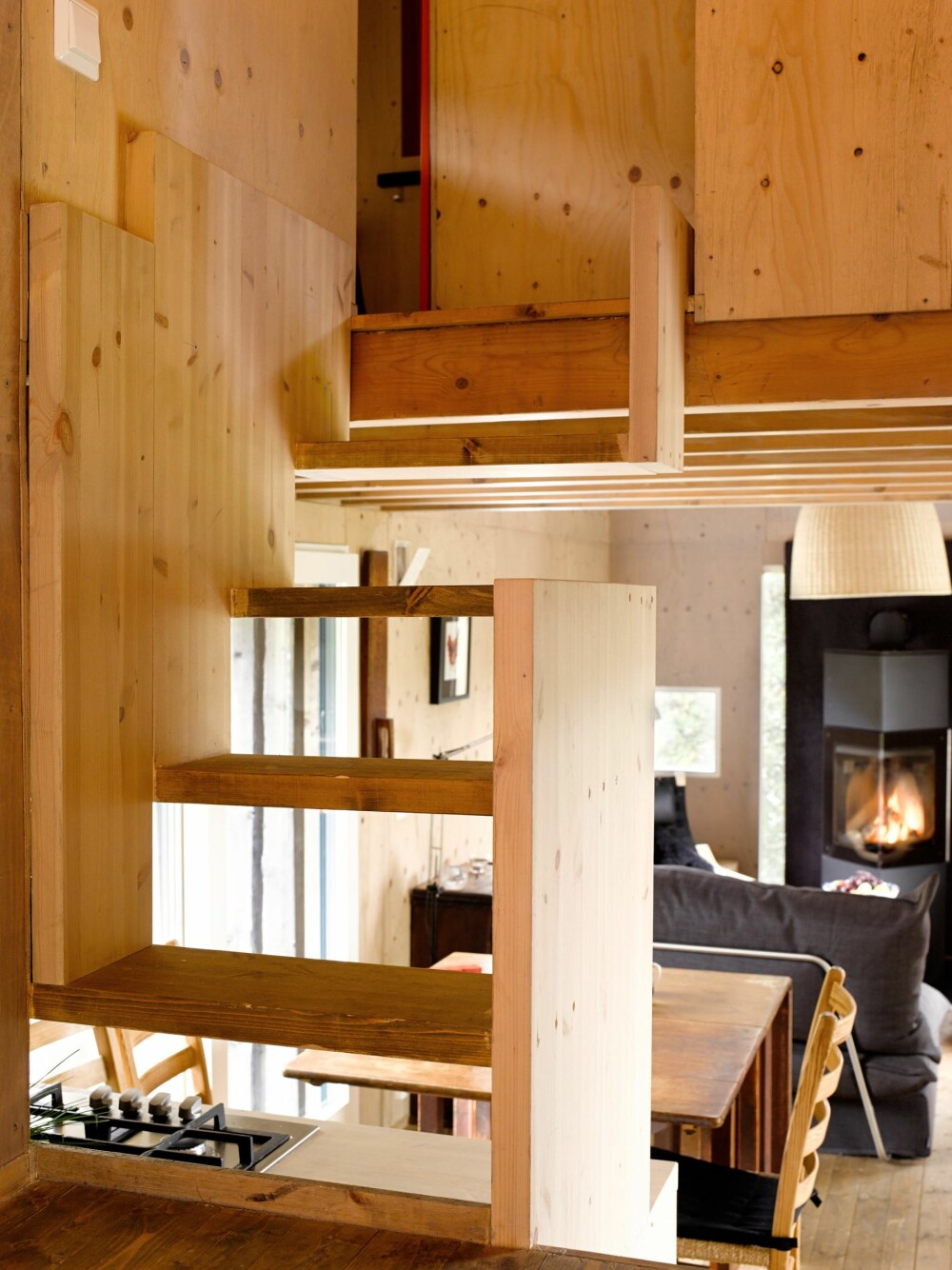 SMARTE DETALJER: Trappen opp til soverommet i annekset fungerer også som en del av kjøkkeninnredningen. Foto: Per Erik Jæger