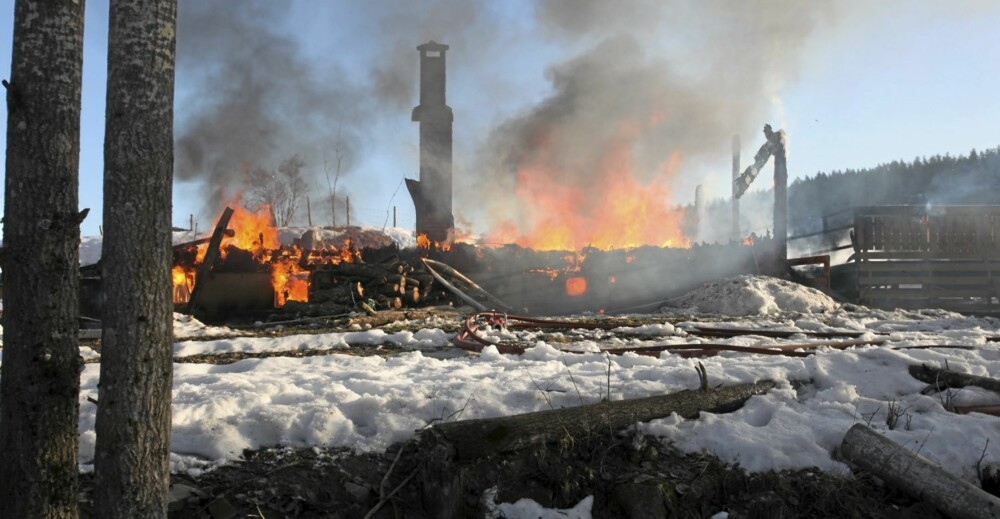 BRANN- OG RØYKSKADER: Tre unge menn ble skadet da denne hytta på Skui i Akershus brant ned i april i år.