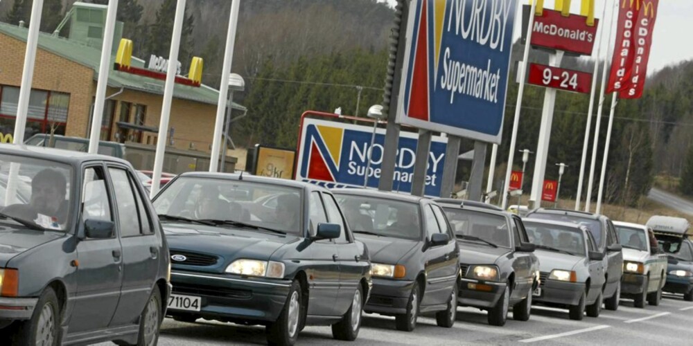 KØ OVER GRENSA: Kanskje nordmenn snart står i kø for å kjøpe møbler i Sverige også. Bildet er tatt fra E6 mellom Svinesund og Strømstad, ved Nordby-senteret. KØ OVER GRENSA: Kanskje nordmenn snart står i kø for å kjøpe møbler i Sverige også. Bildet er tatt fra E6 mellom Svinesund og Strømstad, ved Nordby-senteret.