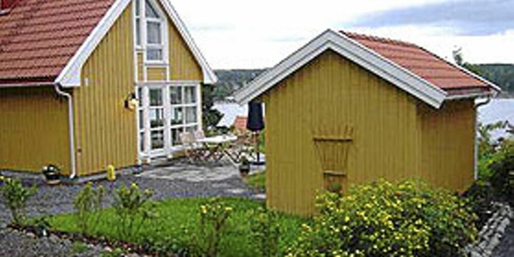 JELØYA: Hytte ved Kippenes på Jeløya i ny hyttegrend rett ved sjøen med egen strand og brygge. 6 sengeplasser. Pris: 8500 til 11500 kroner i uka.